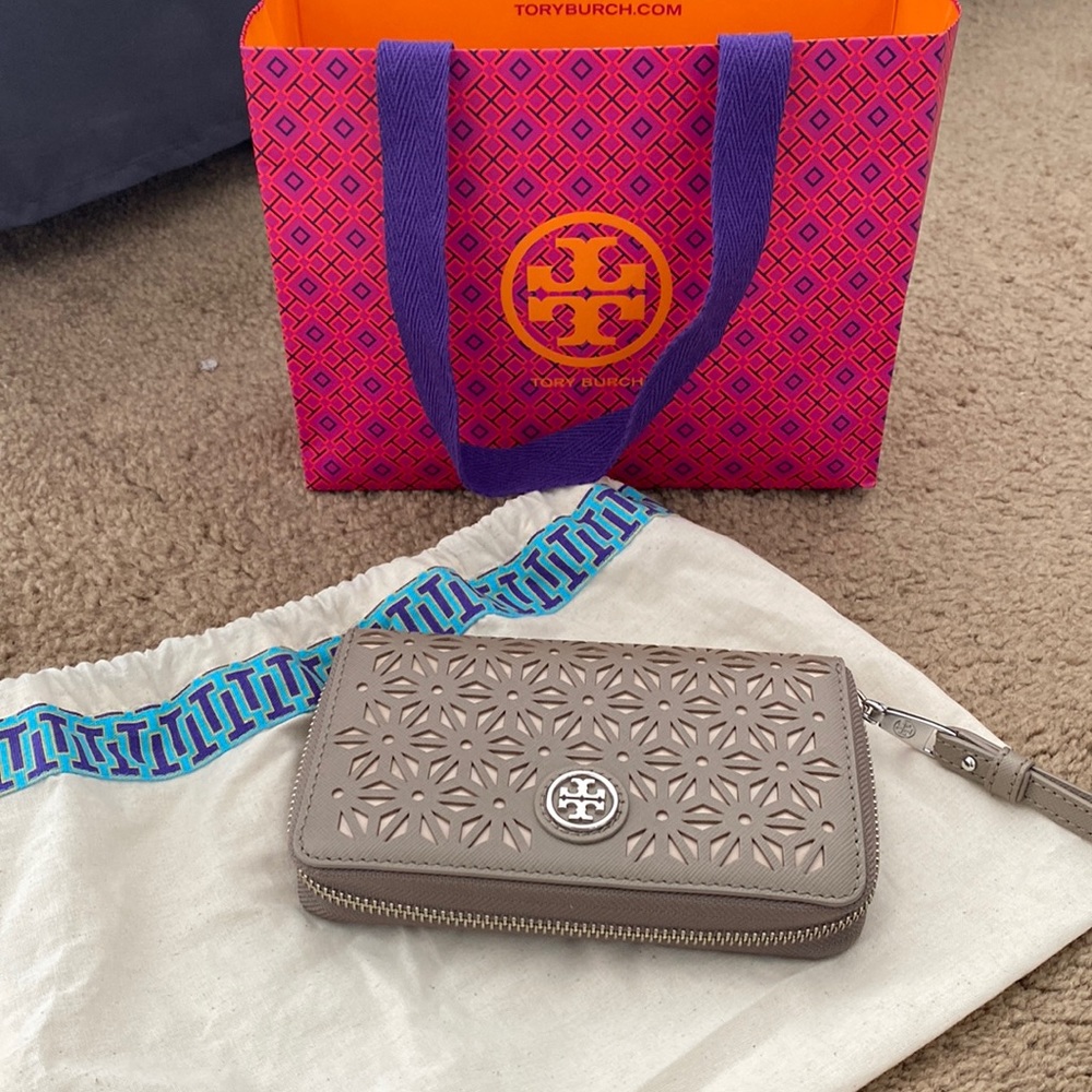 Tori Burch Wristlet. 1 zipper pouch, 3 credit card slots and a larger pocket. - Picture 1 of 3